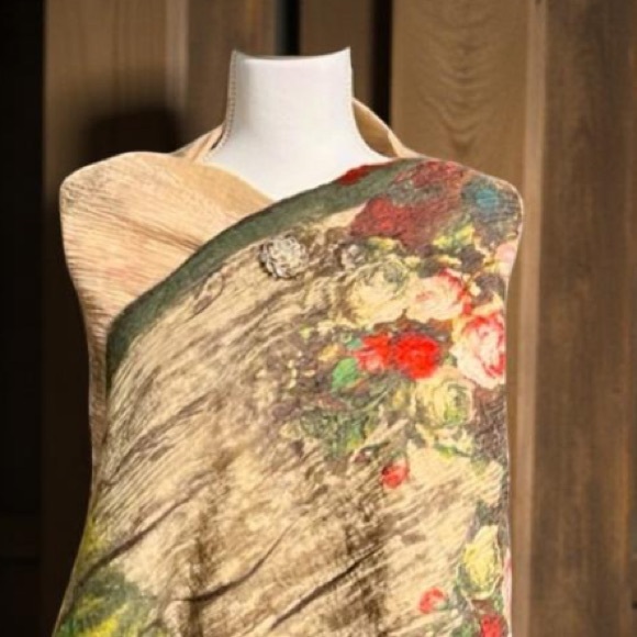 Wool shawl - Floral Wool & Silk shawl very soft & warm Hand crafted L 74”
W 24” - Picture 6 of 13